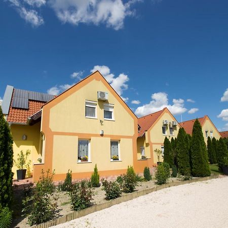 Ponty-Lak Panzio Guest House Dávod Екстериор снимка